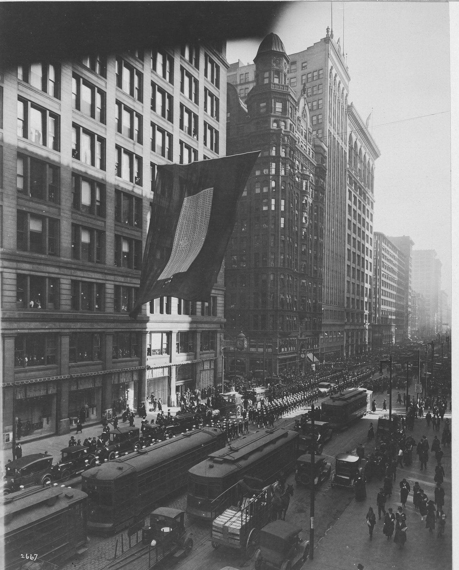 The same photograph whole: State Street, Chicago, 1917–18. This is the city Melvin Jones was writing from, not a picture of the Business Circle.